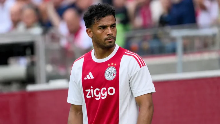 Owen Wijndal in het wit-rode shirt van Ajax naast het veld.
