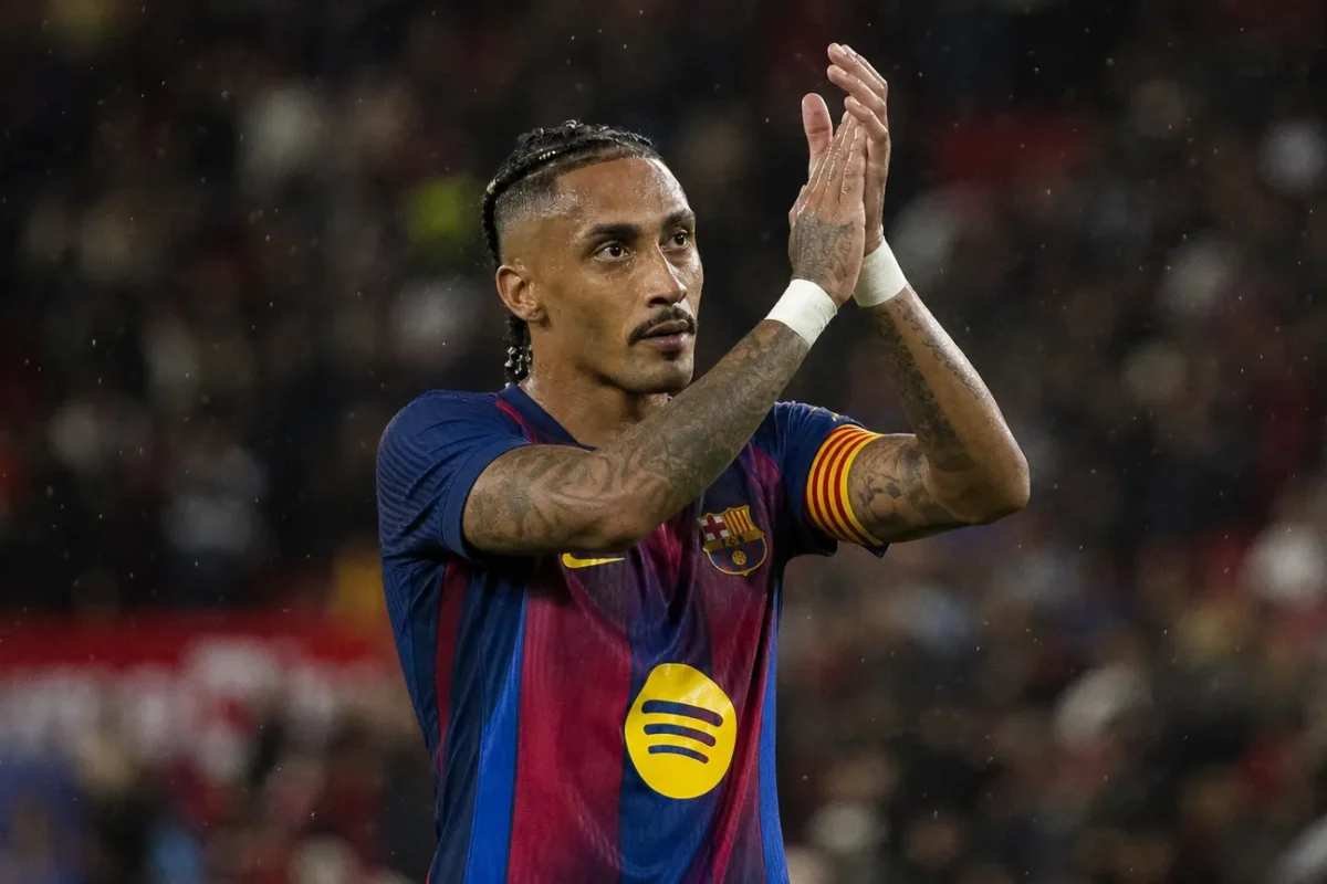 Raphinha applaudisseert in het tenue van FC Barcelona na een wedstrijd.