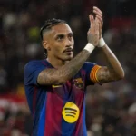 Raphinha applaudisseert in het tenue van FC Barcelona na een wedstrijd.