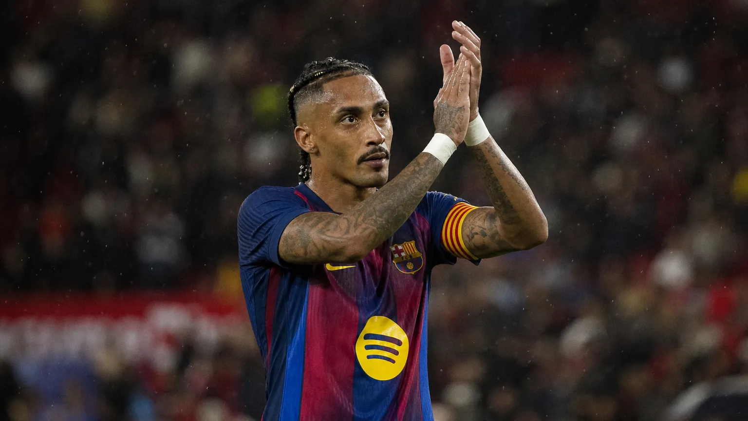 Raphinha applaudisseert in het tenue van FC Barcelona na een wedstrijd.