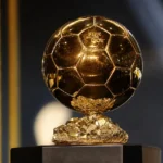 De Ballon d'Or-trofee op een verlicht podium voor de uitreiking in Londen.
