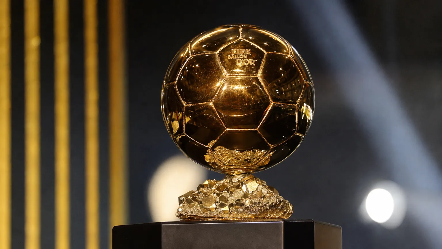 De Ballon d'Or-trofee op een verlicht podium voor de uitreiking in Londen.