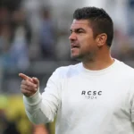 Mario Kohnen langs de zijlijn in een witte Sporting Charleroi-trui.