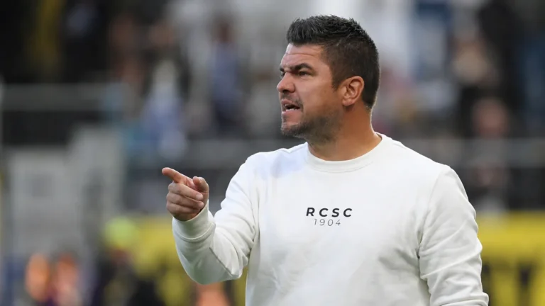 Mario Kohnen langs de zijlijn in een witte Sporting Charleroi-trui.