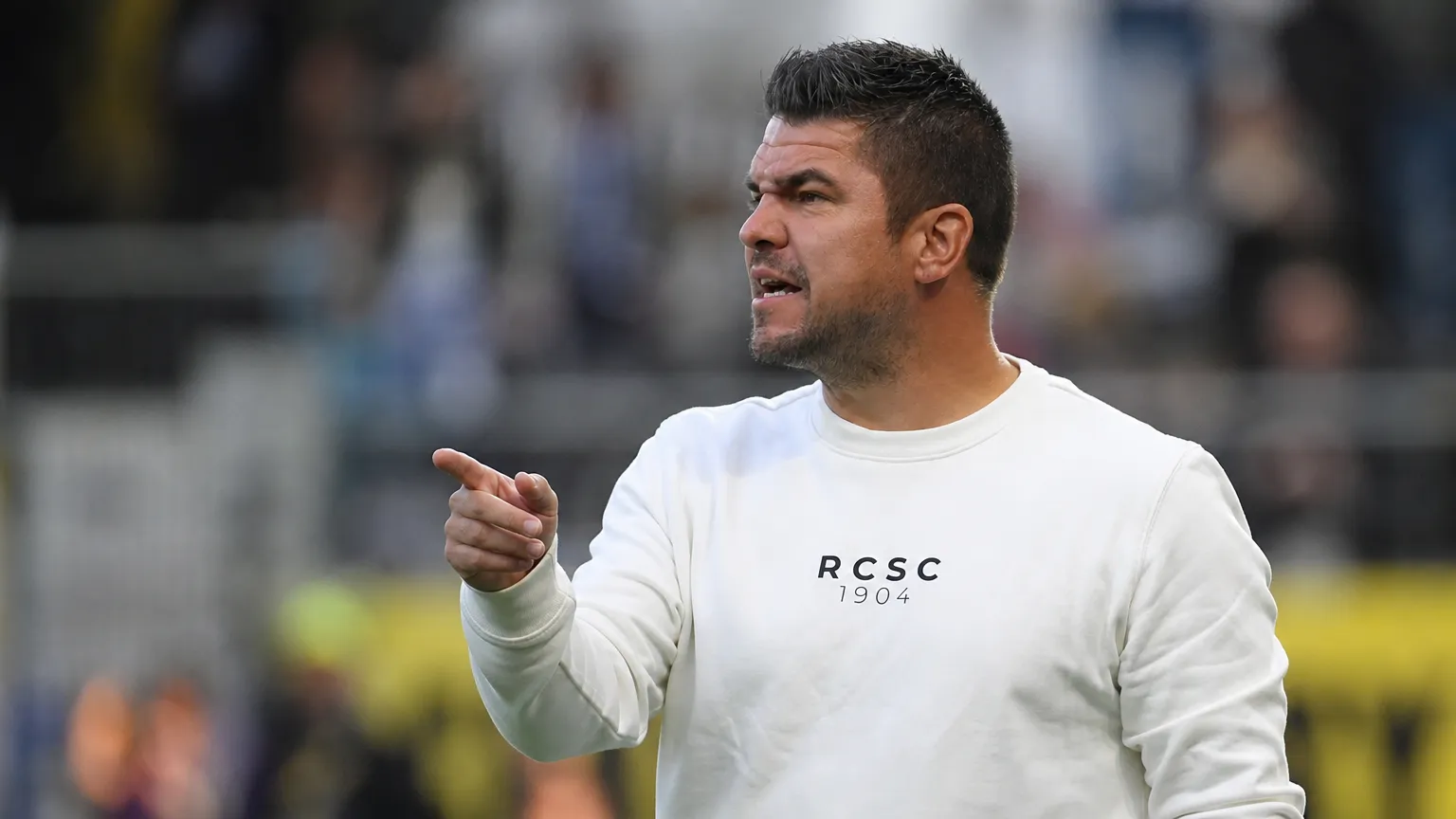 Mario Kohnen langs de zijlijn in een witte Sporting Charleroi-trui.