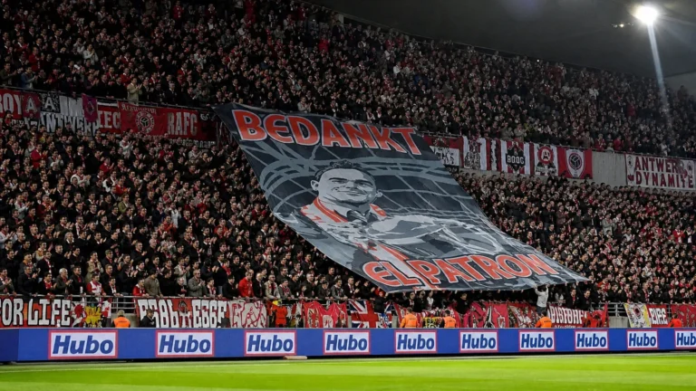 Een volle Antwerpse tribune met rood-witte supporters en een grote tifo op de Bosuil.