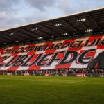 Antwerp-supporters tonen voor de wedstrijd een grote rood-witte eretifo in het stadion.