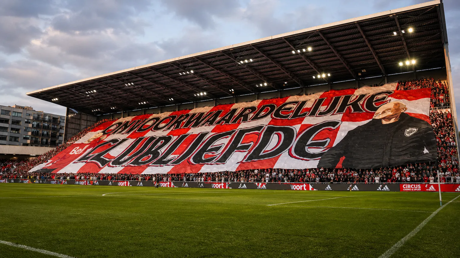 Antwerp-supporters tonen voor de wedstrijd een grote rood-witte eretifo in het stadion.