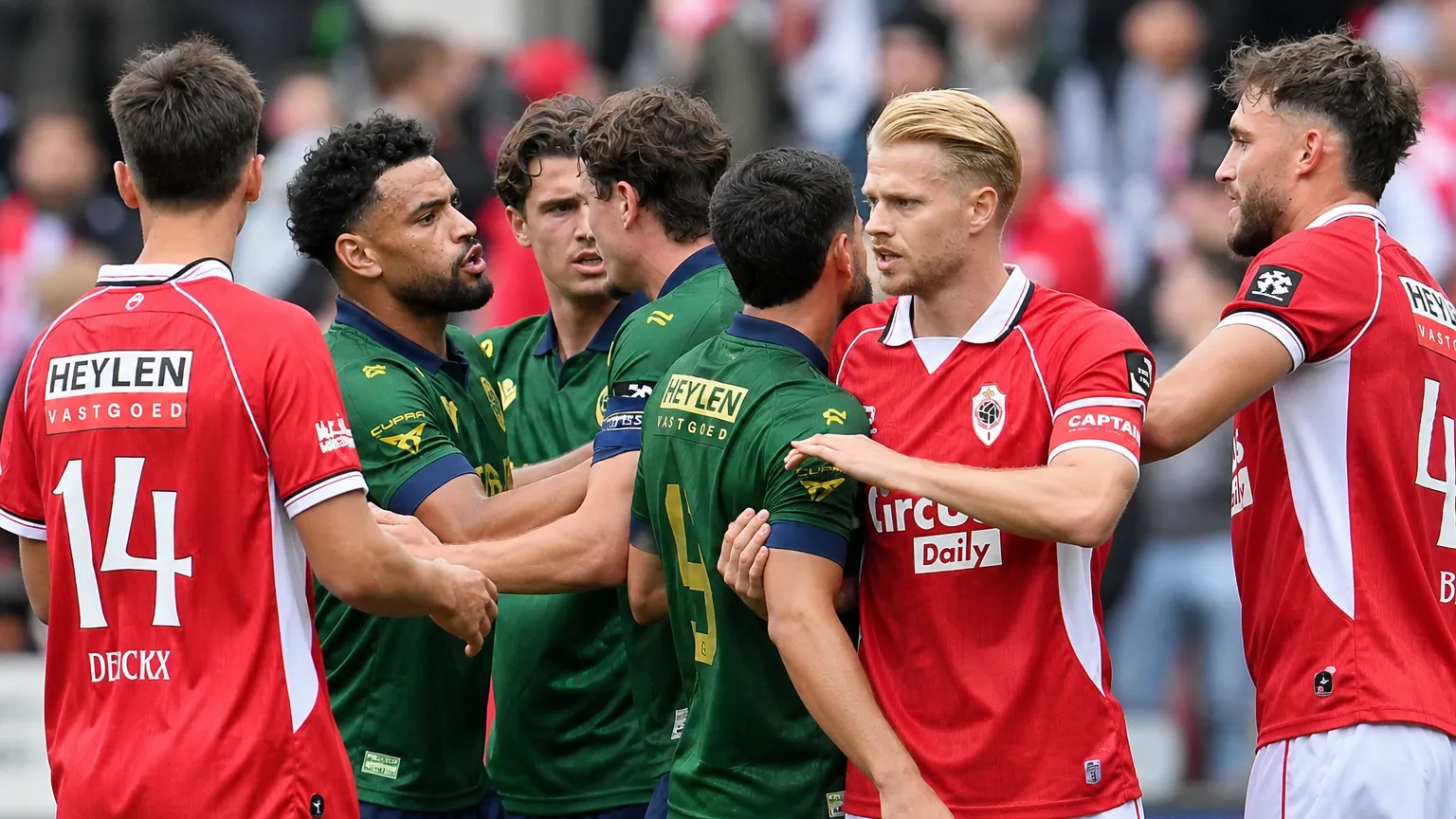 Spelers van Antwerp en Union in een verhitte confrontatie tijdens de wedstrijd op de Bosuil.