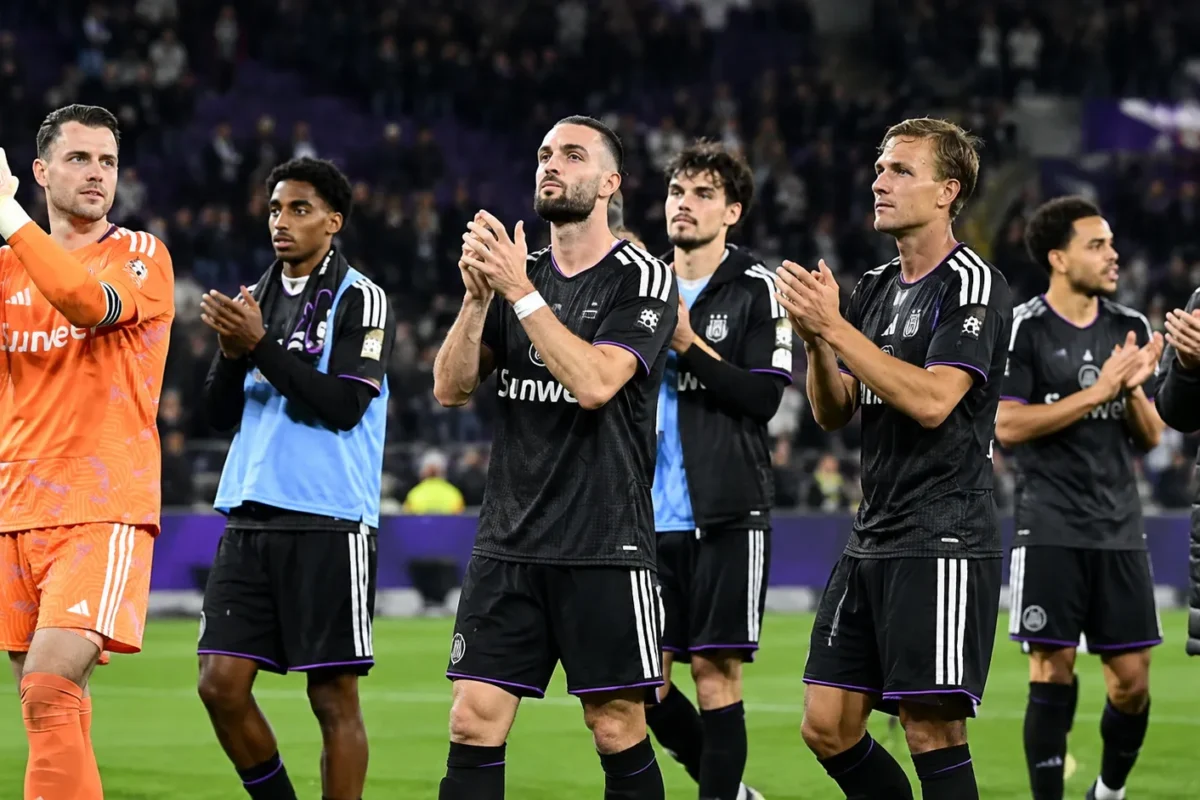Een groep Anderlecht-spelers applaudisseert na afloop op het veld.