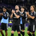 Een groep Anderlecht-spelers applaudisseert na afloop op het veld.