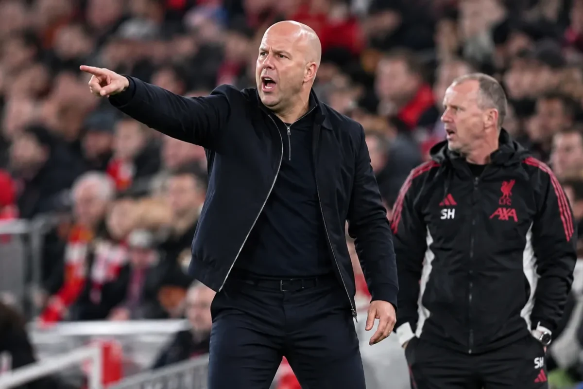 Arne Slot geeft aanwijzingen langs de zijlijn tijdens een wedstrijd van Liverpool.