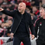 Arne Slot geeft aanwijzingen langs de zijlijn tijdens een wedstrijd van Liverpool.
