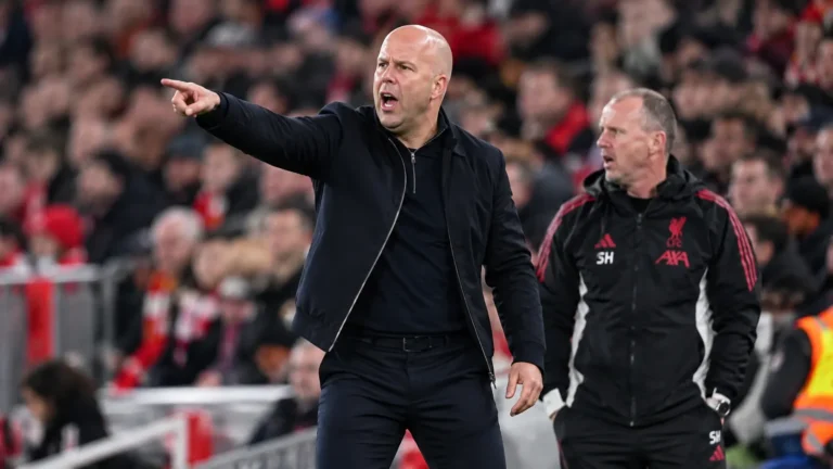 Arne Slot geeft aanwijzingen langs de zijlijn tijdens een wedstrijd van Liverpool.