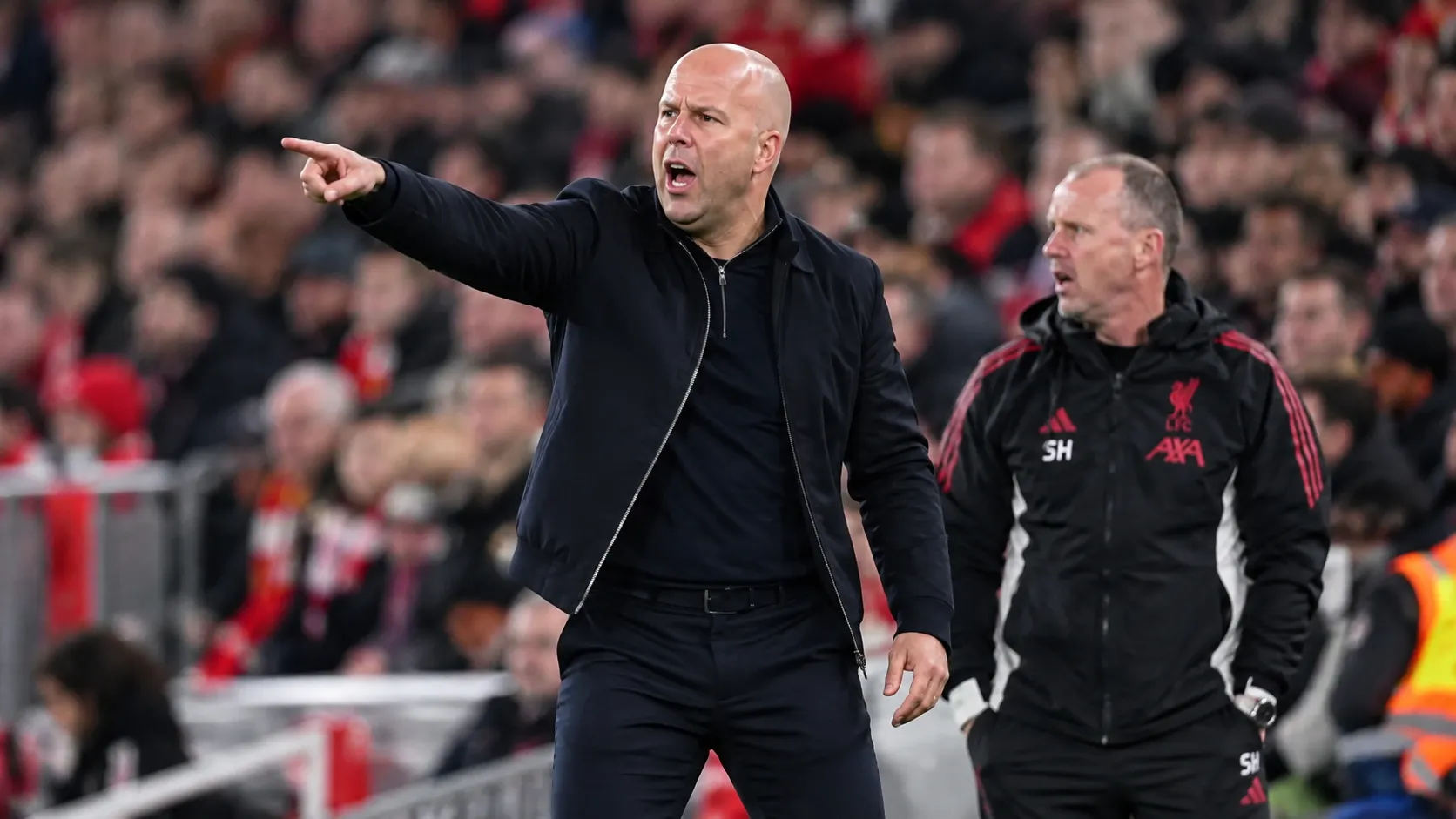 Arne Slot geeft aanwijzingen langs de zijlijn tijdens een wedstrijd van Liverpool.