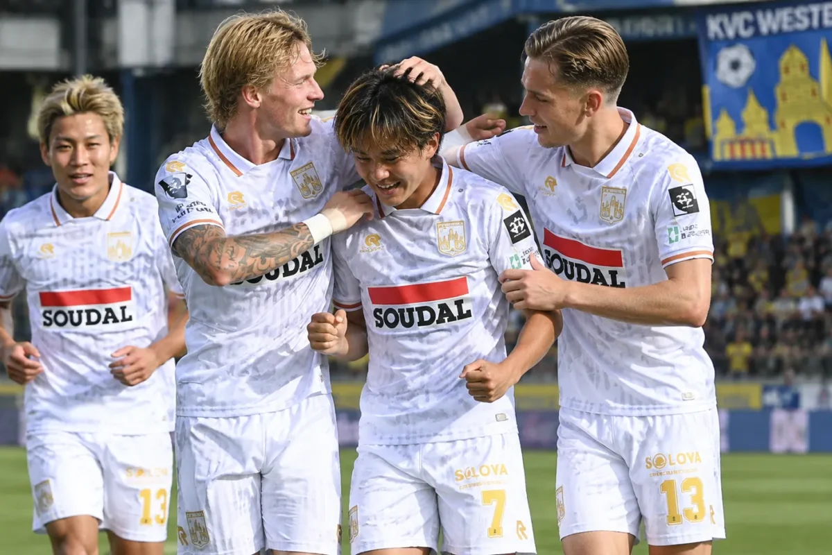 Een groep spelers van KVC Westerlo viert samen een doelpunt tijdens een wedstrijd.