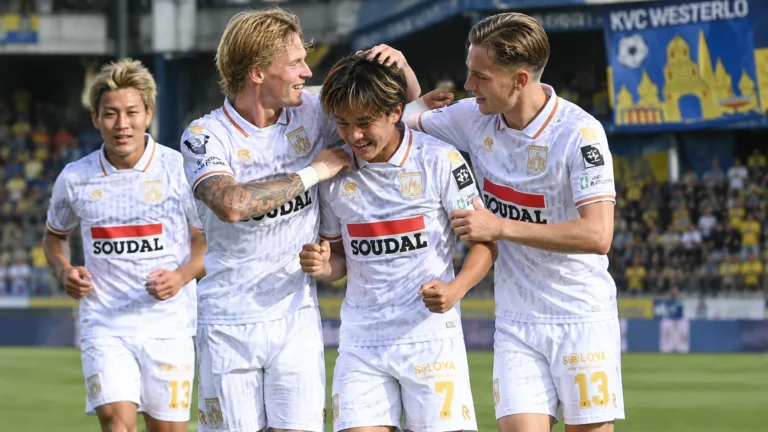Een groep spelers van KVC Westerlo viert samen een doelpunt tijdens een wedstrijd.