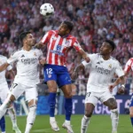 Spelers van Atlético Madrid en Real Madrid strijden om de bal in de Madrileense derby.