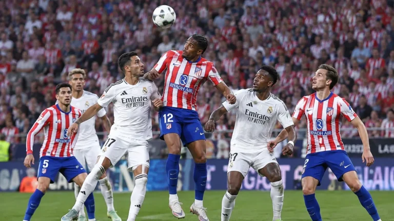 Spelers van Atlético Madrid en Real Madrid strijden om de bal in de Madrileense derby.