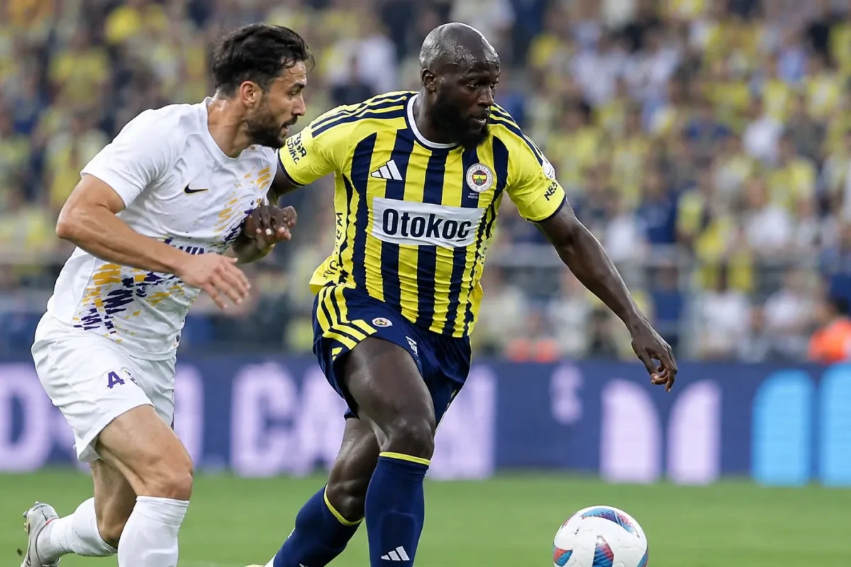 Romelu Lukaku in het geel-navyblauwe shirt van Fenerbahçe tijdens een duel op het veld.