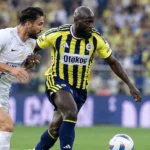 Romelu Lukaku in het geel-navyblauwe shirt van Fenerbahçe tijdens een duel op het veld.