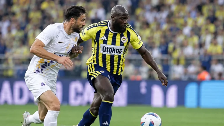 Romelu Lukaku in het geel-navyblauwe shirt van Fenerbahçe tijdens een duel op het veld.