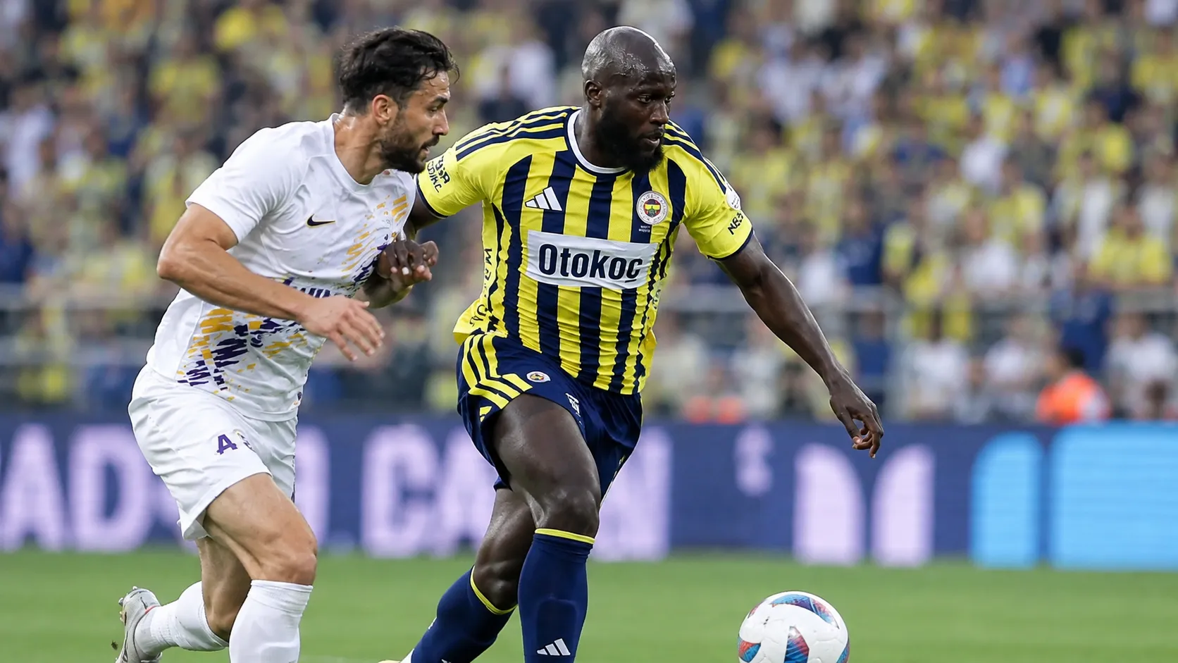 Romelu Lukaku in het geel-navyblauwe shirt van Fenerbahçe tijdens een duel op het veld.