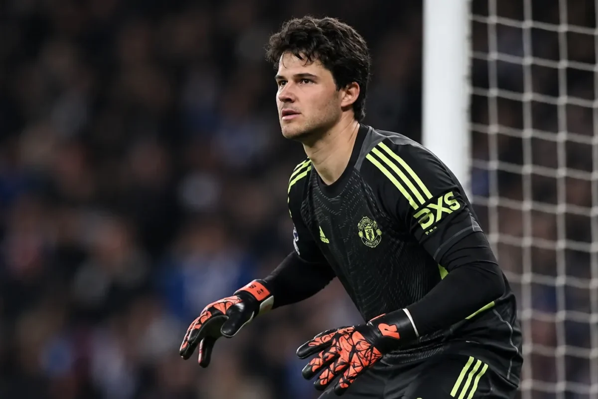 Senne Lammens in doel voor Manchester United tijdens een wedstrijdmoment.