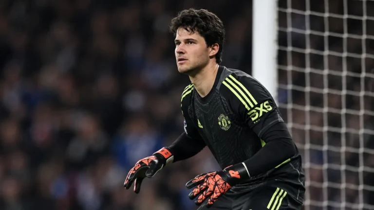 Senne Lammens in doel voor Manchester United tijdens een wedstrijdmoment.