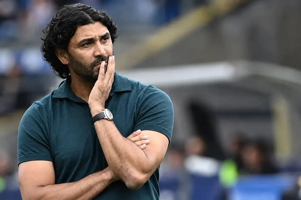 Marvin Compper staat na een wedstrijd op de zijlijn van een voetbalstadion.
