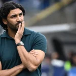 Marvin Compper staat na een wedstrijd op de zijlijn van een voetbalstadion.