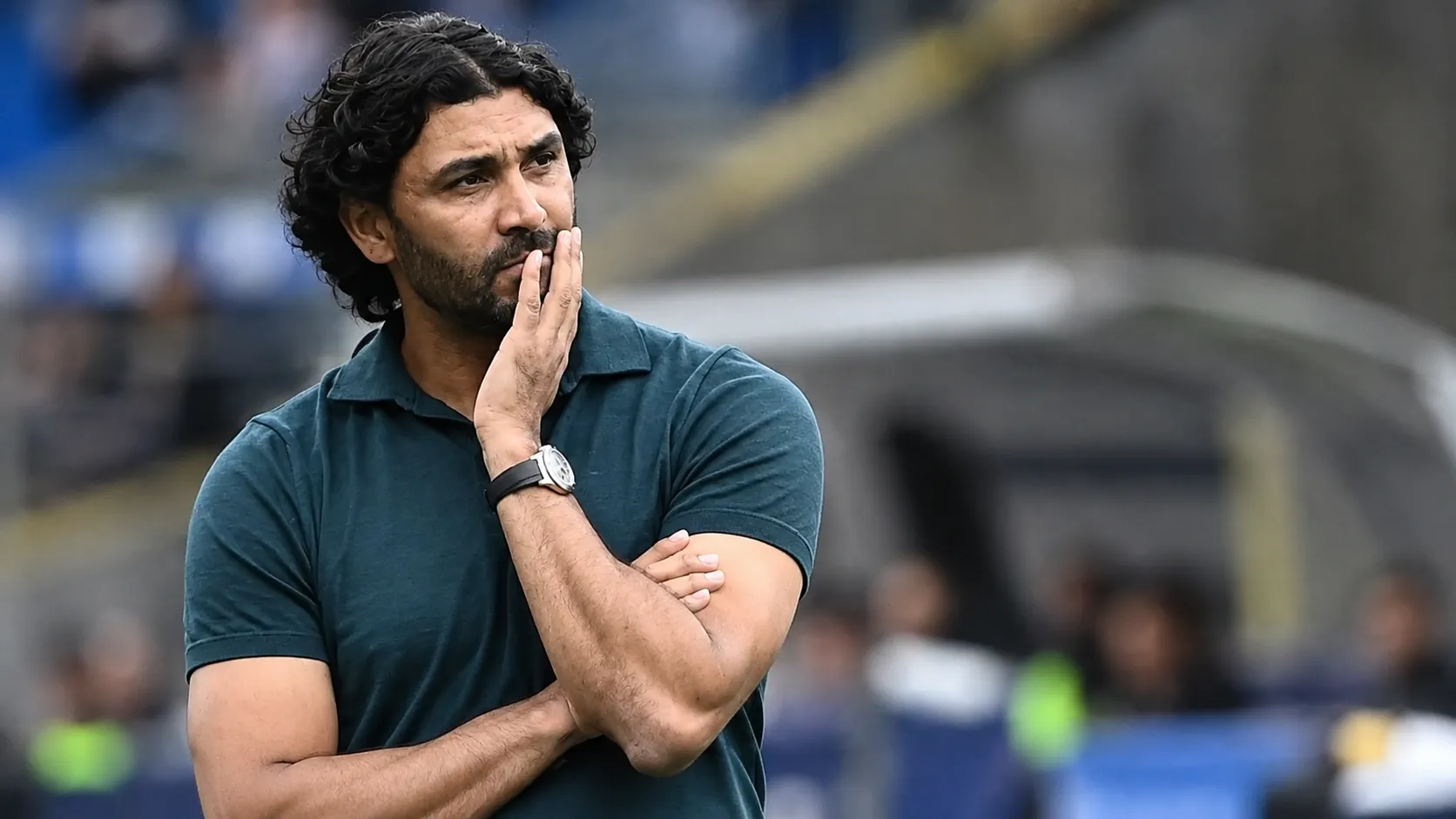Marvin Compper staat na een wedstrijd op de zijlijn van een voetbalstadion.