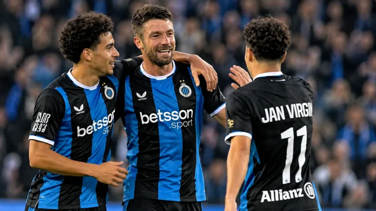 Spelers van Club Brugge vieren samen tijdens een wedstrijd.