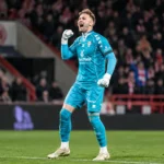 Een doelman van KV Kortrijk viert tijdens een wedstrijdmoment in het Guldensporenstadion.