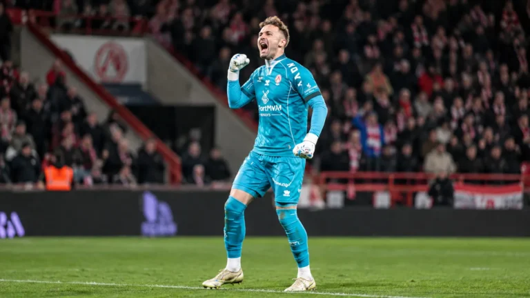 Een doelman van KV Kortrijk viert tijdens een wedstrijdmoment in het Guldensporenstadion.