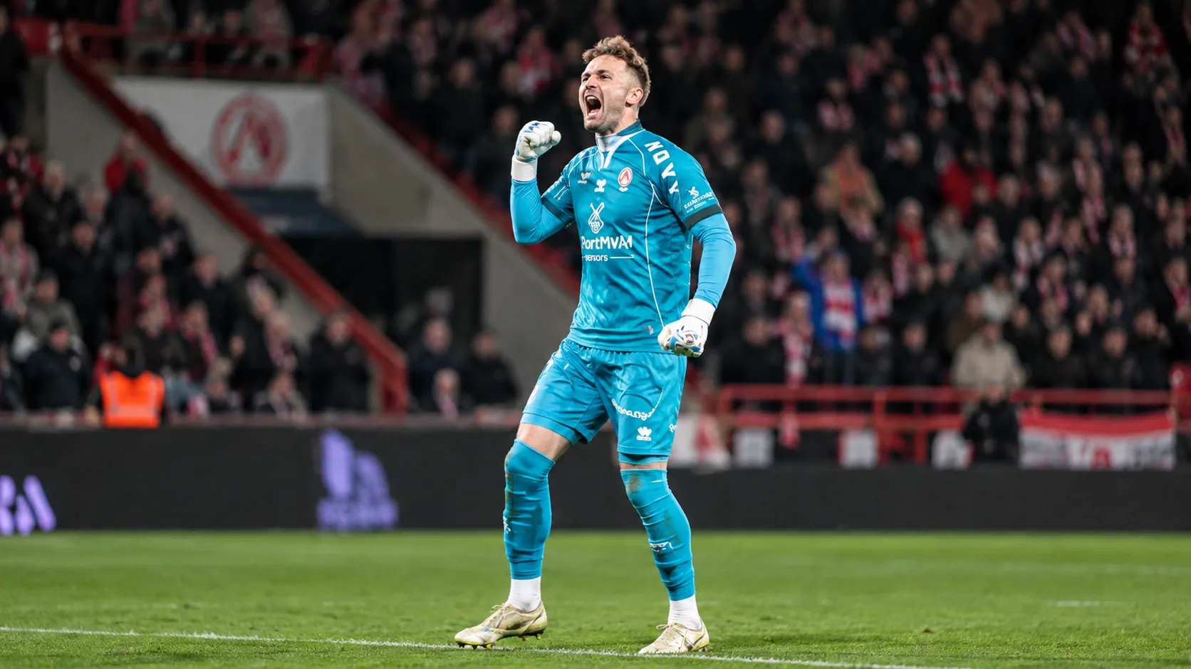 Een doelman van KV Kortrijk viert tijdens een wedstrijdmoment in het Guldensporenstadion.