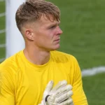 Ronald Koeman junior als doelman op het veld tijdens een emotioneel eerbetoon.