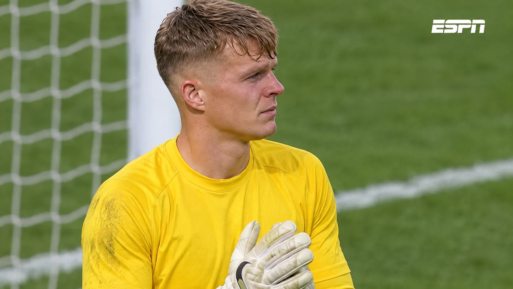 Ronald Koeman junior als doelman op het veld tijdens een emotioneel eerbetoon.