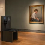 Een lege tentoonstellingsruimte van Het Kunstuur met een schilderij en een luisterstation.