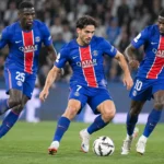 PSG-spelers in blauw-rode tenues tijdens een wedstrijdmoment.