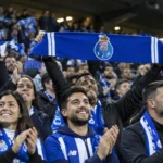 Een collectieve groep FC Porto-supporters viert in de tribunes met een clubsjaal.