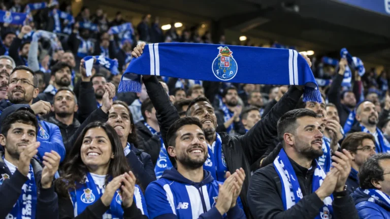 Een collectieve groep FC Porto-supporters viert in de tribunes met een clubsjaal.