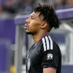 Tawfik Bentayeb van Anderlecht staat vlak bij de zijlijn na zijn gedwongen wissel.