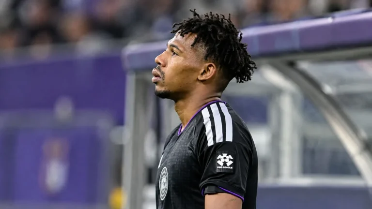 Tawfik Bentayeb van Anderlecht staat vlak bij de zijlijn na zijn gedwongen wissel.