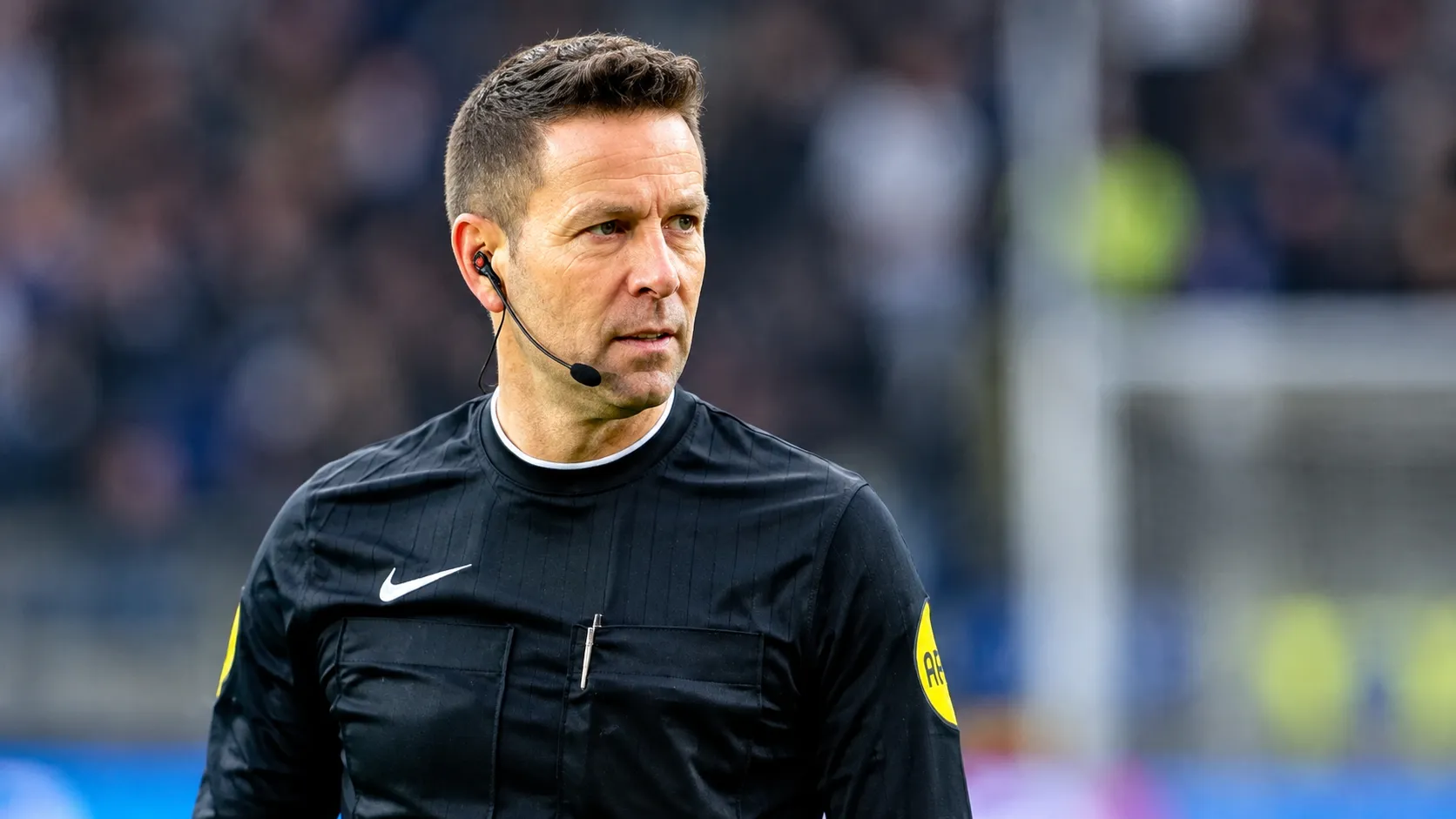 Pol van Boekel als scheidsrechter aan de zijlijn van een stadion.