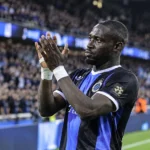 Carlos Forbs van Club Brugge applaudisseert na de wedstrijd op het veld.