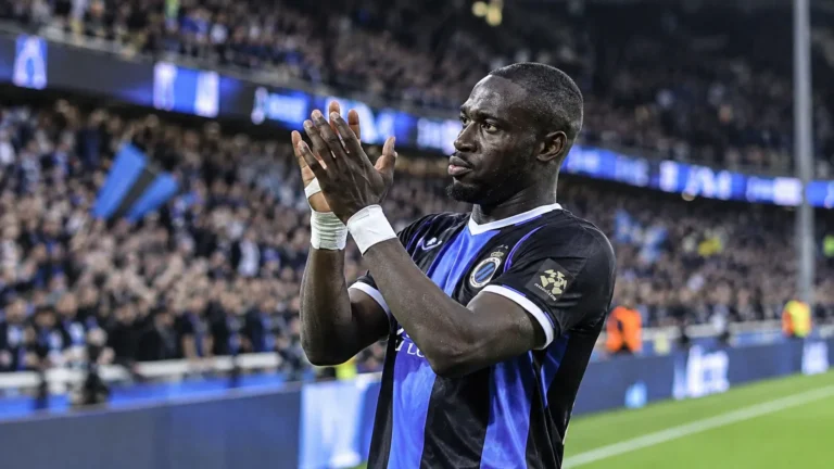 Carlos Forbs van Club Brugge applaudisseert na de wedstrijd op het veld.
