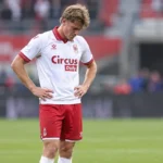 Rein Van Helden van Antwerp staat na de wedstrijd op het veld in een wit-rood tenue.