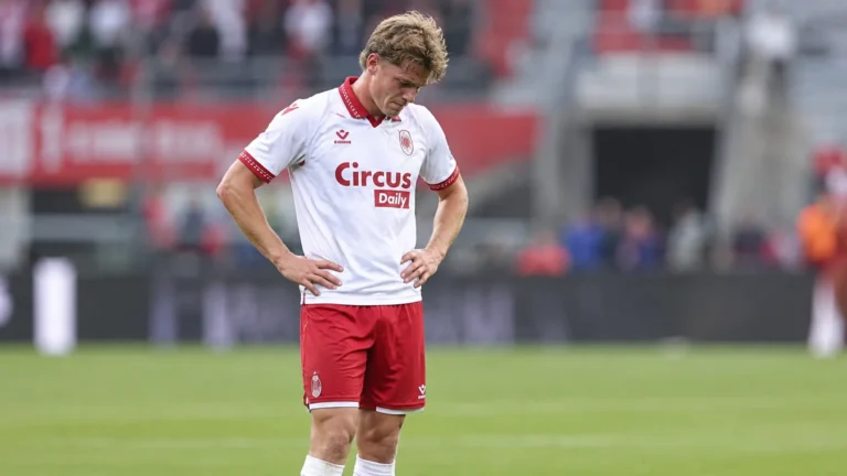 Rein Van Helden van Antwerp staat na de wedstrijd op het veld in een wit-rood tenue.
