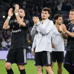 Een groep Anderlecht-spelers applaudisseert na een competitiematch op het veld.